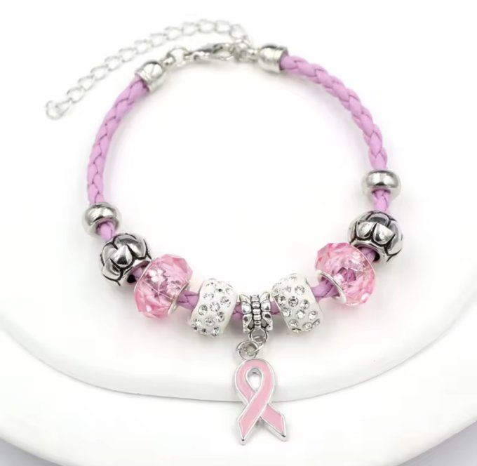 Bracelet breloques octobre rose 1