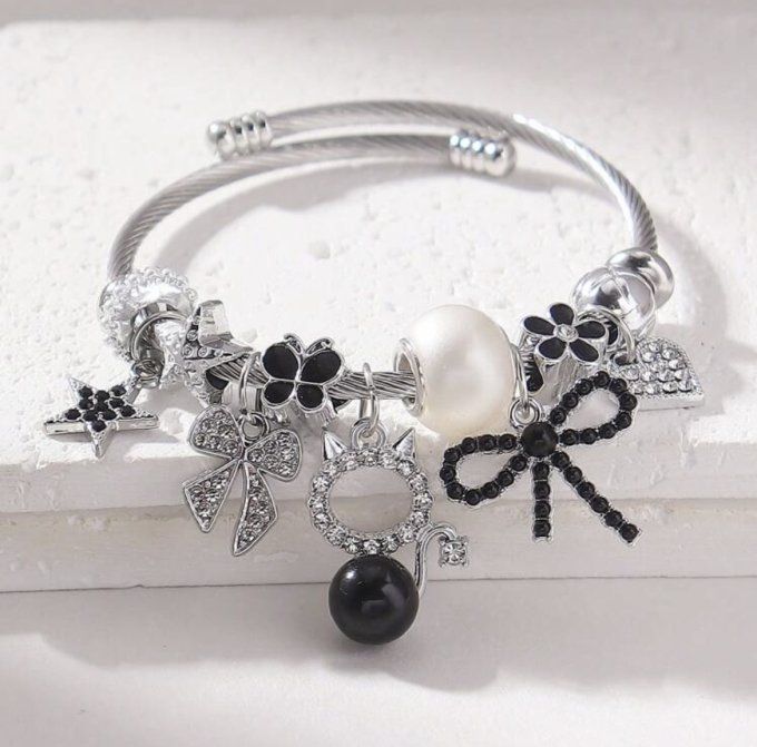 Bracelet breloques chat perle noire 